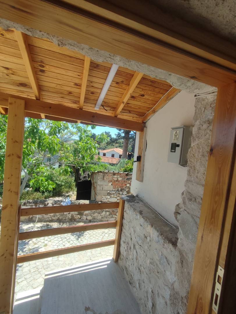 İzmir Karaburun'da Merkeze Yakın Konumda, Tarihi Yapıda, 2+1 Taş Ev