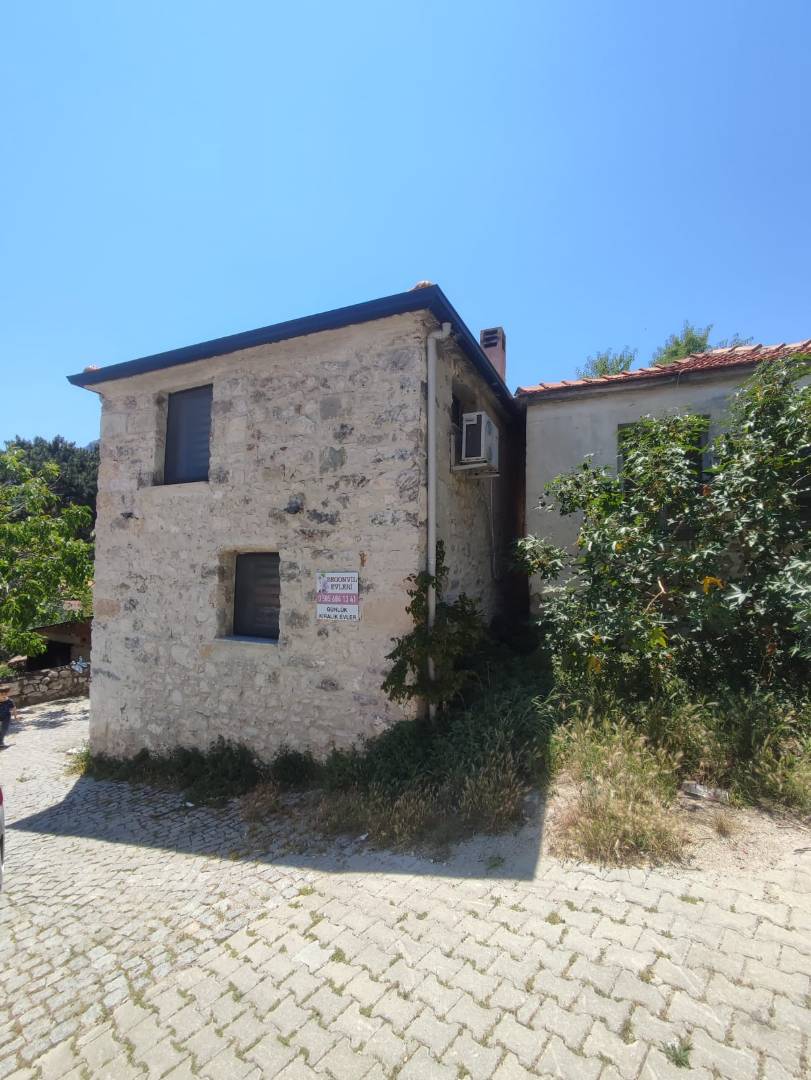 İzmir Karaburun'da Merkeze Yakın Konumda, Tarihi Yapıda, 2+1 Taş Ev