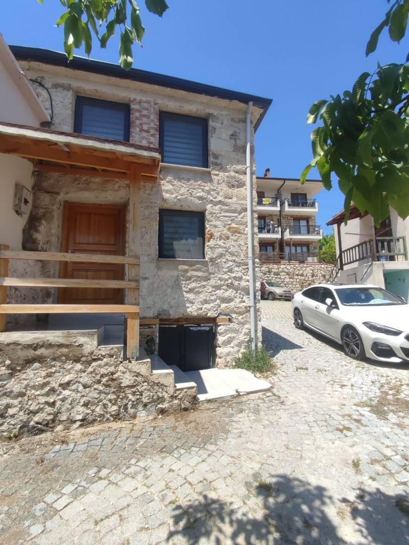 İzmir Karaburun'da Merkeze Yakın Konumda, Tarihi Yapıda, 2+1 Taş Ev