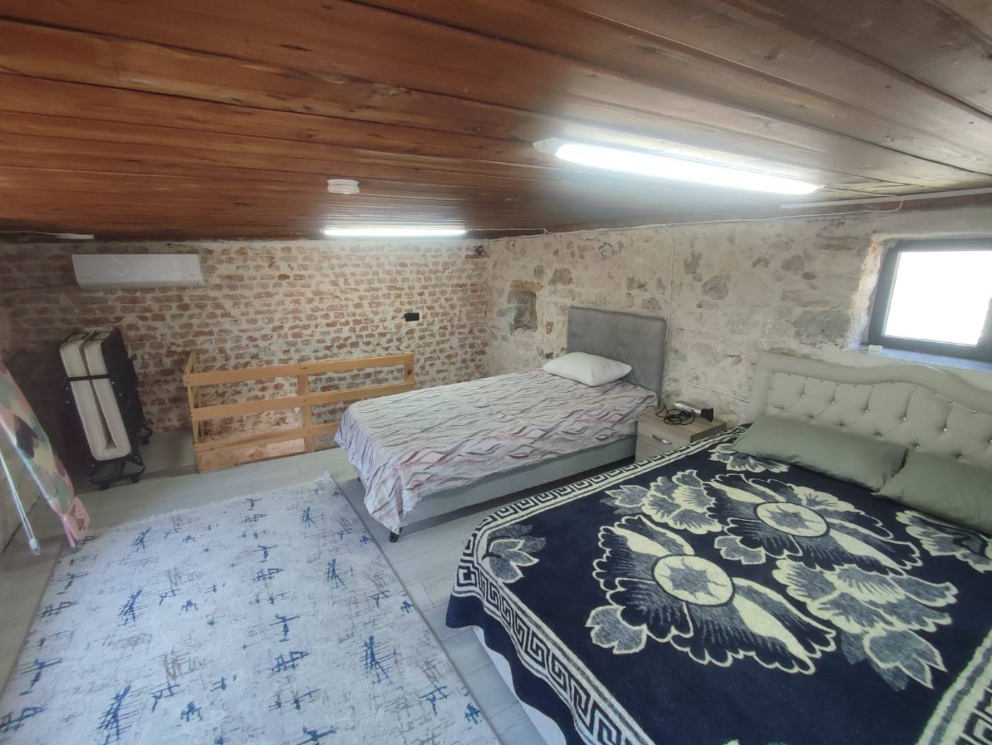 İzmir Karaburun'da Merkeze Yakın Konumda, Tarihi Yapıda, 2+1 Taş Ev