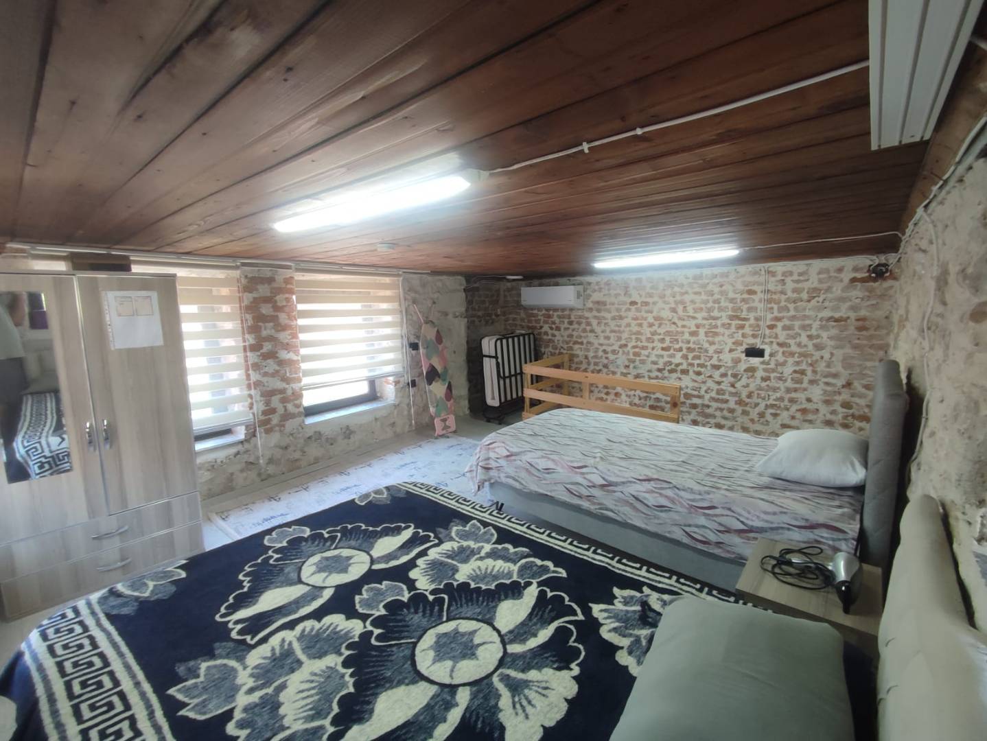 İzmir Karaburun'da Merkeze Yakın Konumda, Tarihi Yapıda, 2+1 Taş Ev