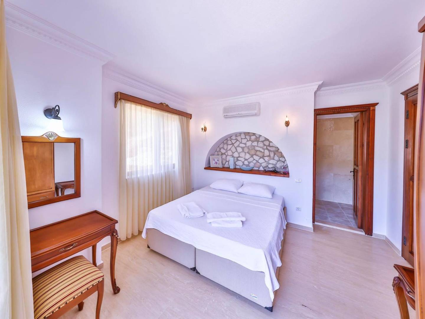 Kaş Çukurbağ'da Sakin Konumda, Özel Havuzlu, Jakuzili, Kiralık Villa 