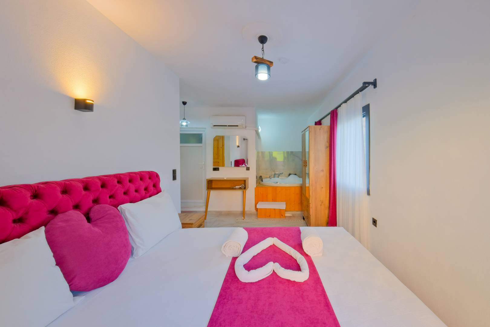 Kaş Aklar'da Doğa Manzaralı, Özel Havuzlu, Konforlu Villa