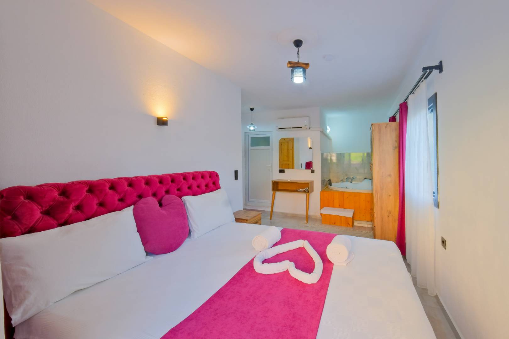 Kaş Aklar'da Doğa Manzaralı, Özel Havuzlu, Konforlu Villa