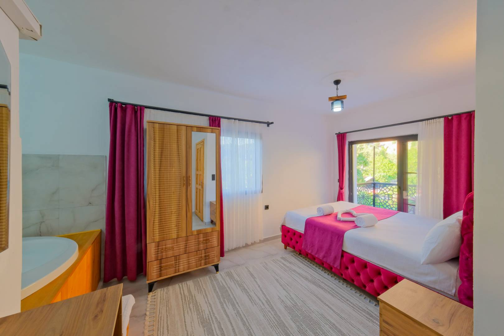 Kaş Aklar'da Doğa Manzaralı, Özel Havuzlu, Konforlu Villa