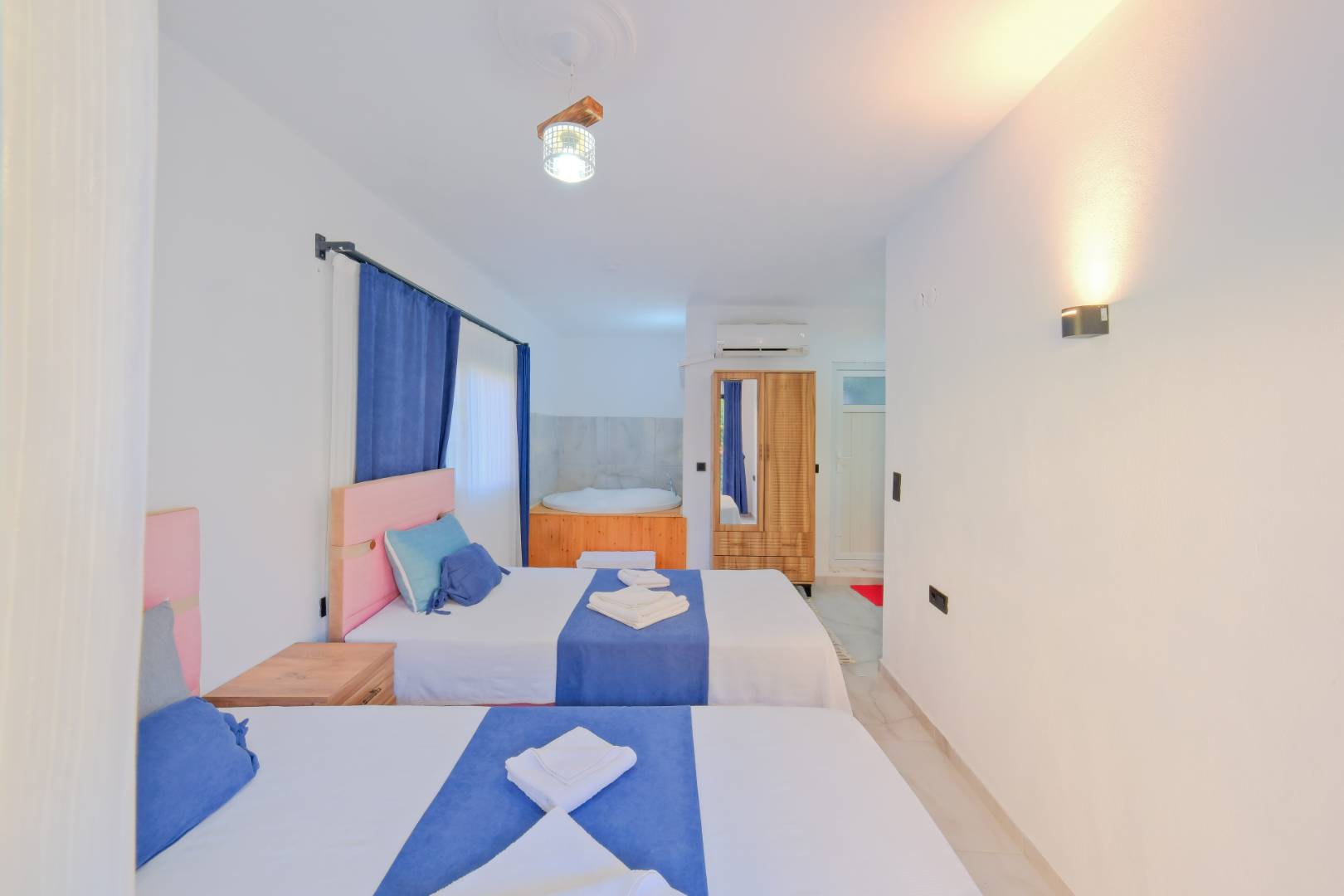 Kaş Aklar'da Doğa Manzaralı, Özel Havuzlu, Konforlu Villa