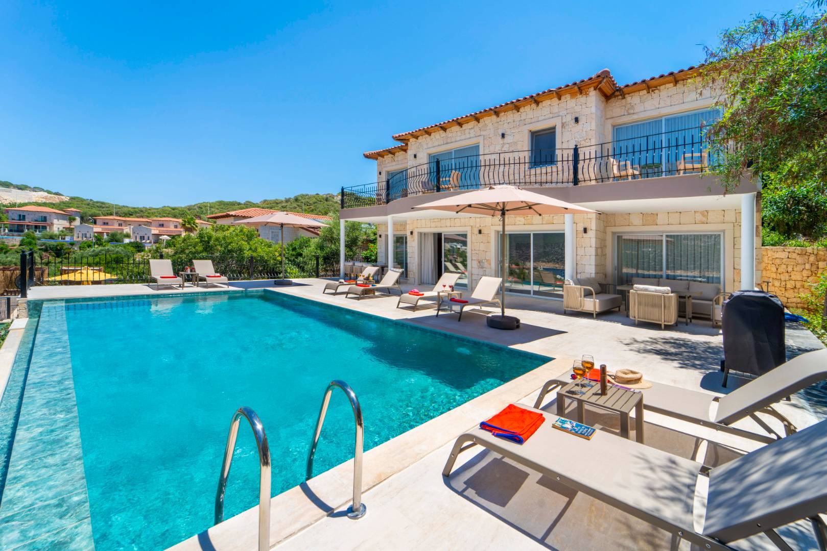 Kaş Andifli'de Denize Sıfır, Özel Havuzlu, Geniş Villa