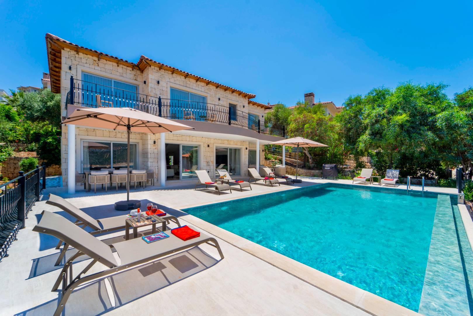 Kaş Andifli'de Denize Sıfır, Özel Havuzlu, Geniş Villa