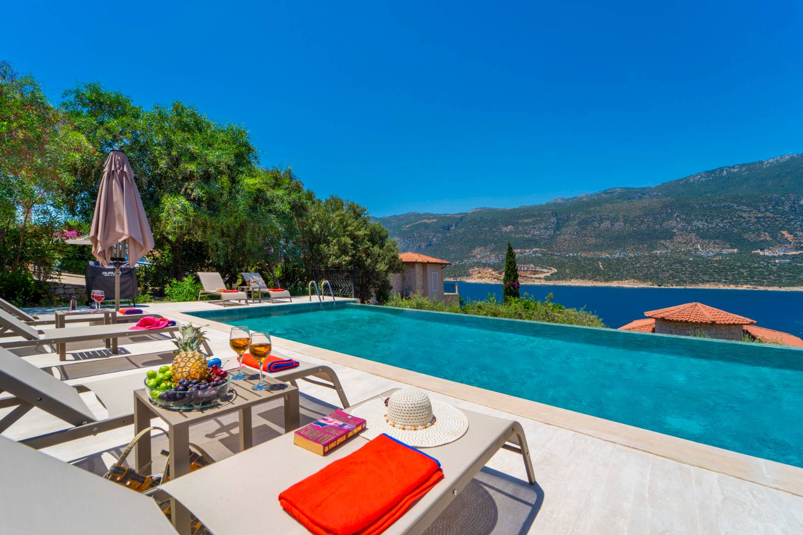 Kaş Andifli'de Denize Sıfır, Özel Havuzlu, Geniş Villa