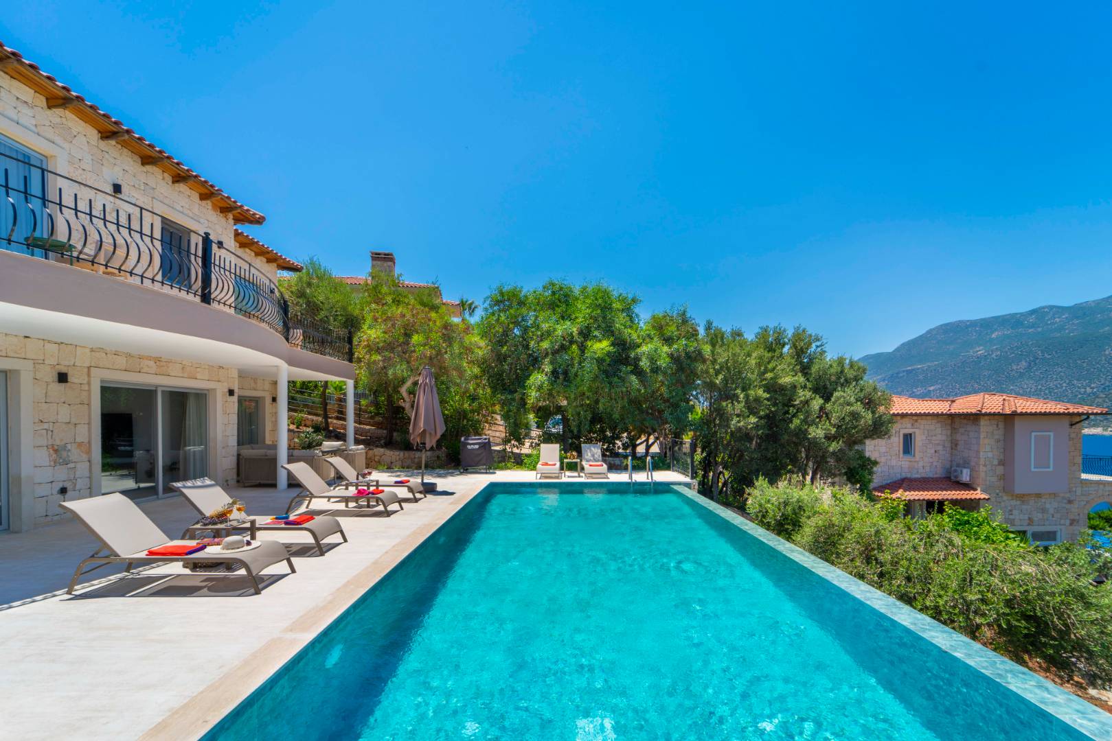 Kaş Andifli'de Denize Sıfır, Özel Havuzlu, Geniş Villa
