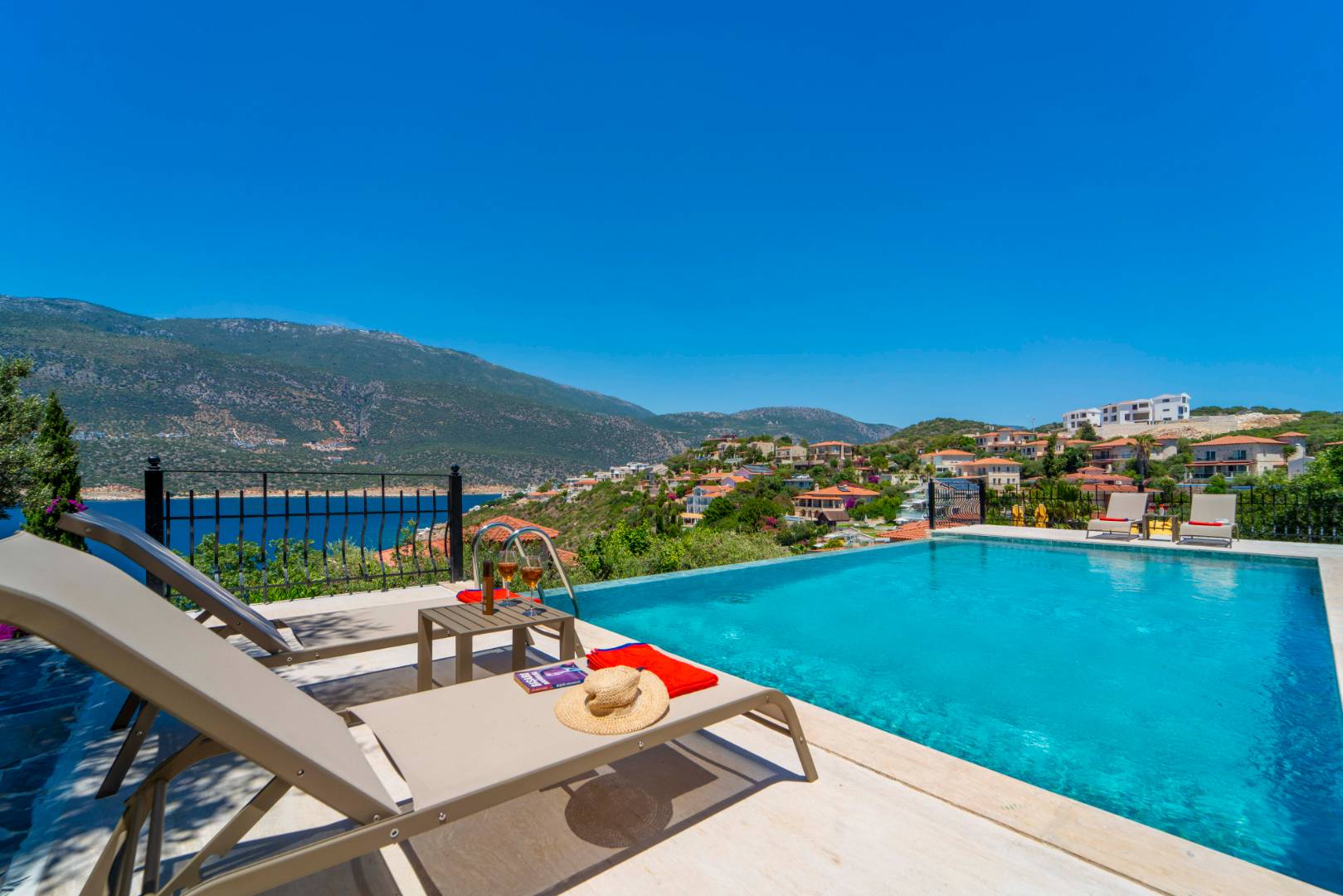 Kaş Andifli'de Denize Sıfır, Özel Havuzlu, Geniş Villa