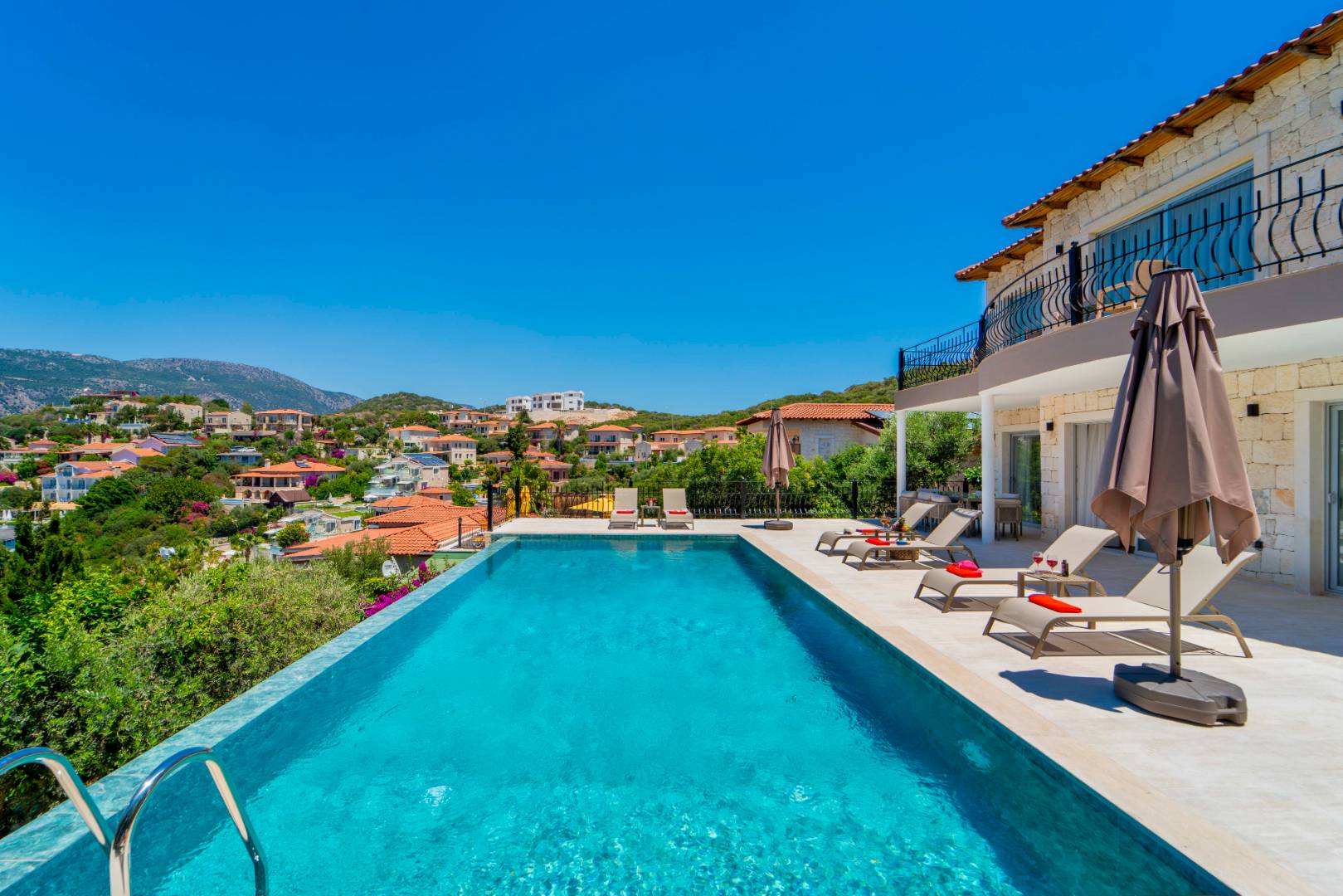 Kaş Andifli'de Denize Sıfır, Özel Havuzlu, Geniş Villa