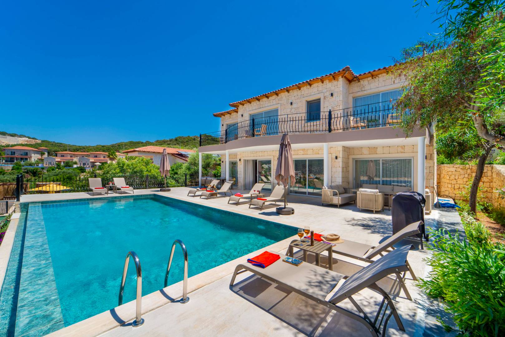 Kaş Andifli'de Denize Sıfır, Özel Havuzlu, Geniş Villa