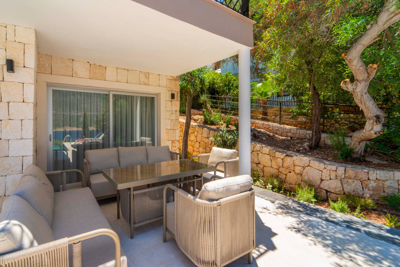 Kaş Andifli'de Denize Sıfır, Özel Havuzlu, Geniş Villa