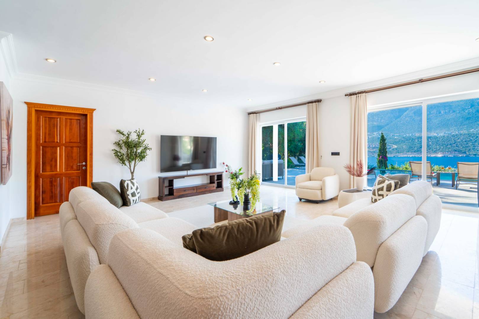 Kaş Andifli'de Denize Sıfır, Özel Havuzlu, Geniş Villa