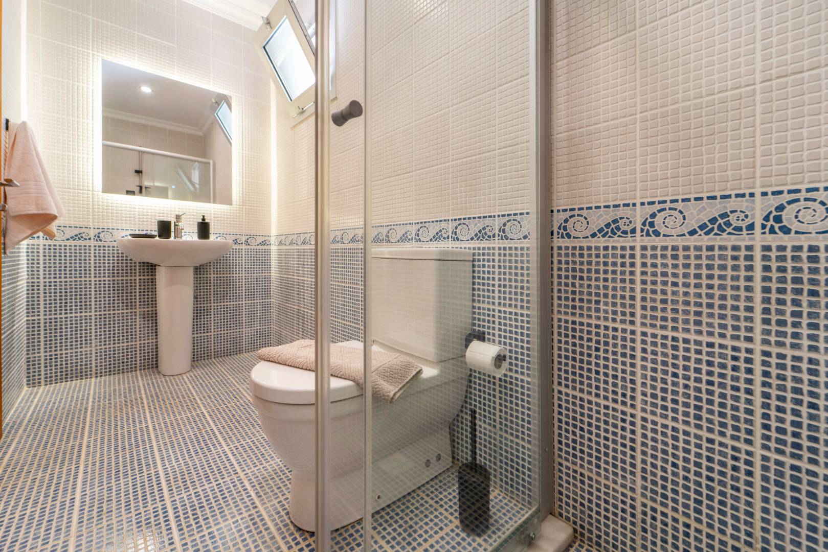 Kaş Andifli'de Denize Sıfır, Özel Havuzlu, Geniş Villa