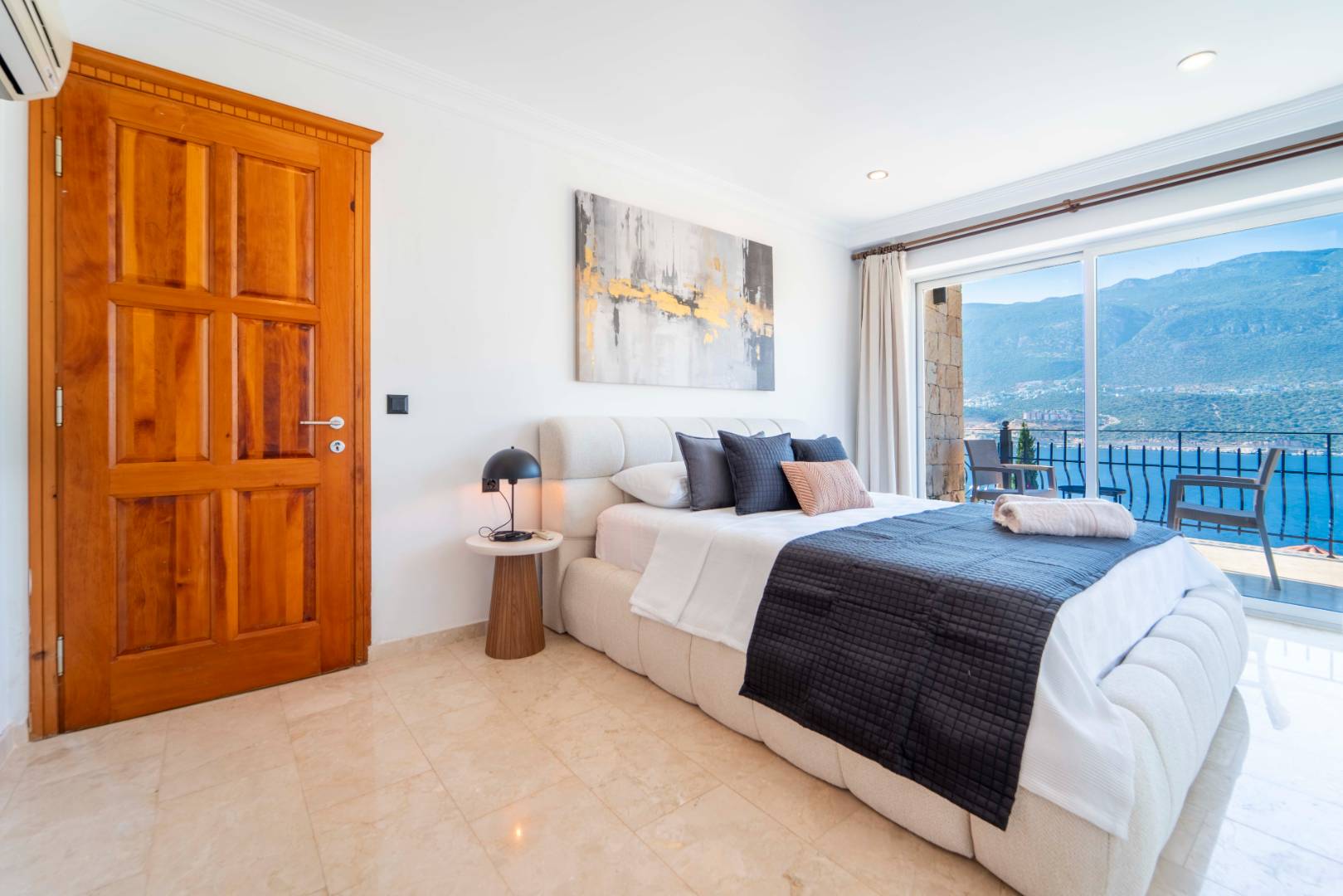 Kaş Andifli'de Denize Sıfır, Özel Havuzlu, Geniş Villa