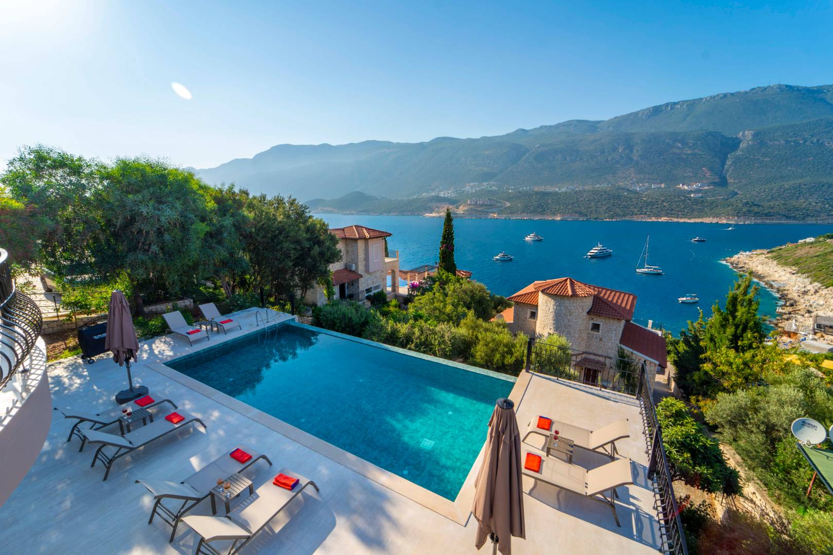 Kaş Andifli'de Denize Sıfır, Özel Havuzlu, Geniş Villa