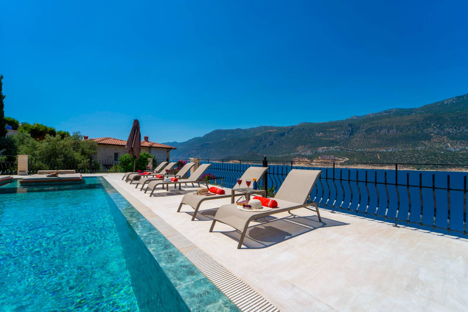 Kaş Andifli'de Enfes Deniz Manzaralı, Özel Havuzlu, Lüks Villa