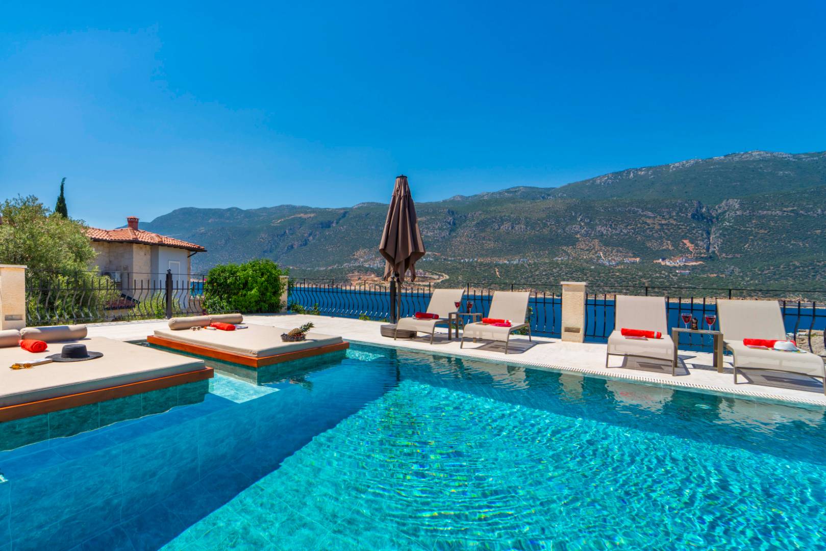 Kaş Andifli'de Enfes Deniz Manzaralı, Özel Havuzlu, Lüks Villa