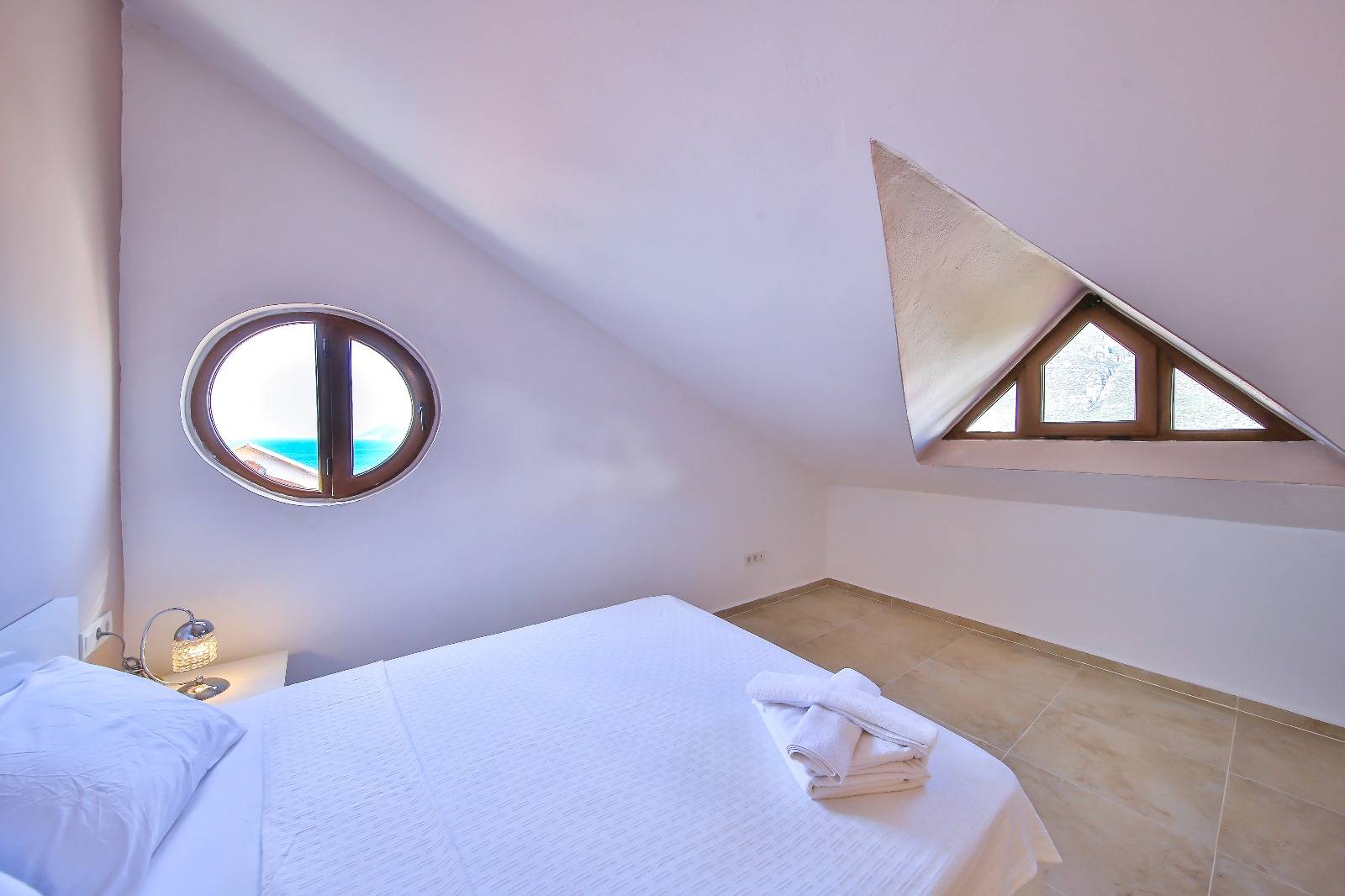 Kaş Andifli'de Enfes Deniz Manzaralı, Sonsuzluk Havuzlu, Modern Villa