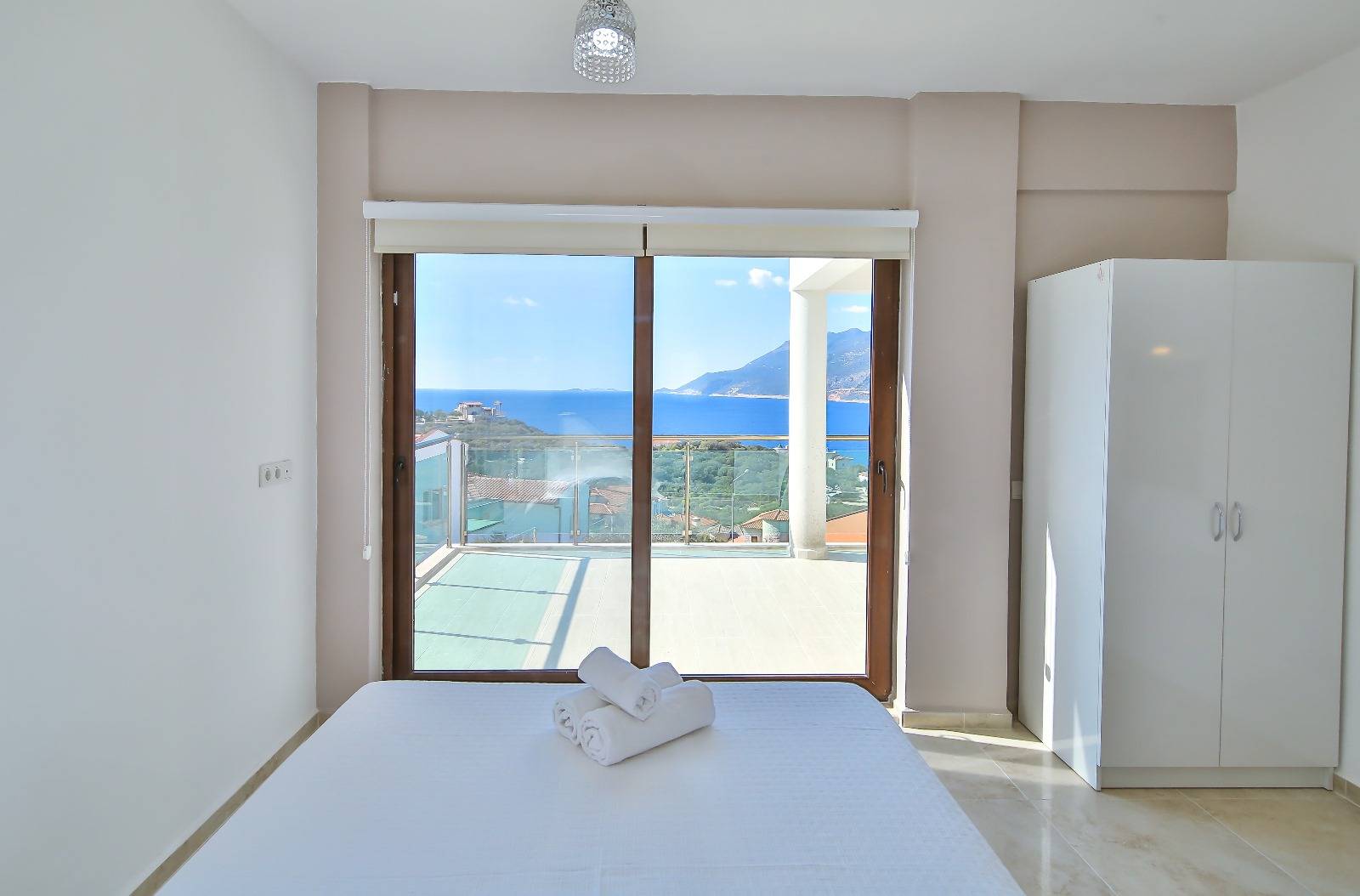 Kaş Andifli'de Enfes Deniz Manzaralı, Sonsuzluk Havuzlu, Modern Villa