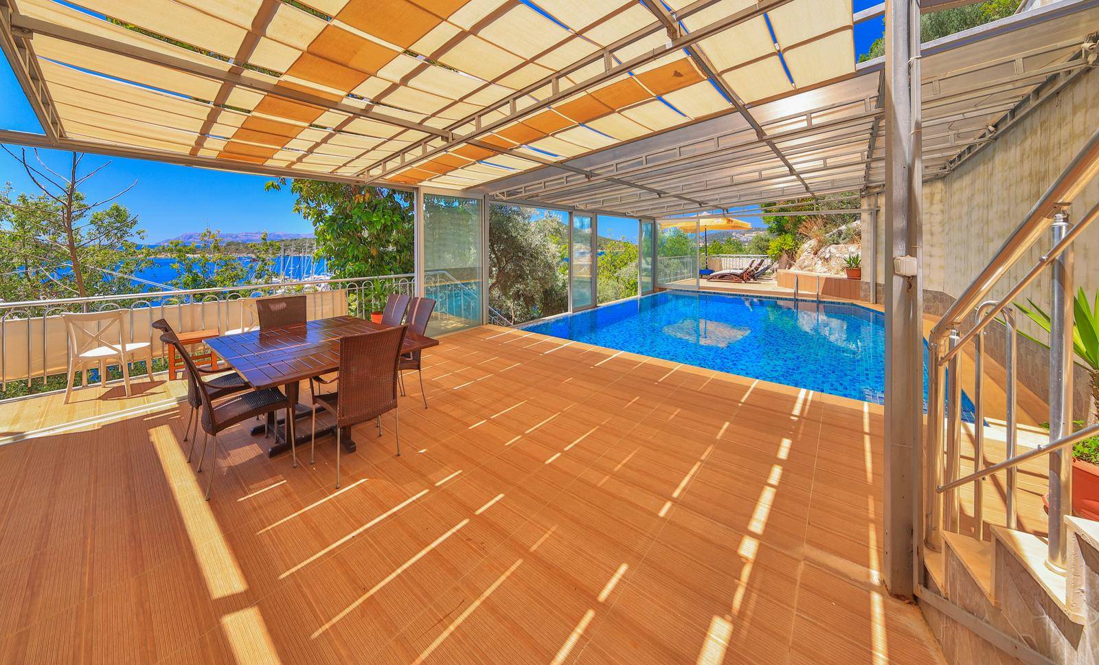 Kaş Andifli'de Limana Yürüme Mesafesinde, Isıtmalı Havuzlu, Lüks Villa