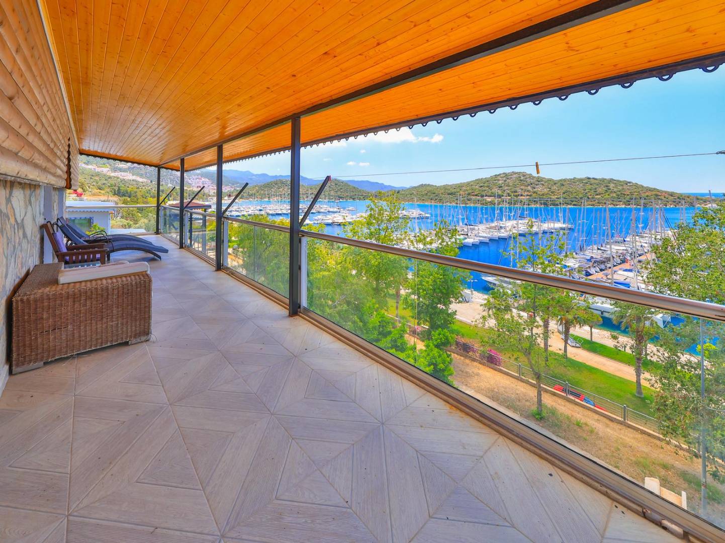 Kaş Andifli'de Limana Yürüme Mesafesinde, Isıtmalı Havuzlu, Lüks Villa