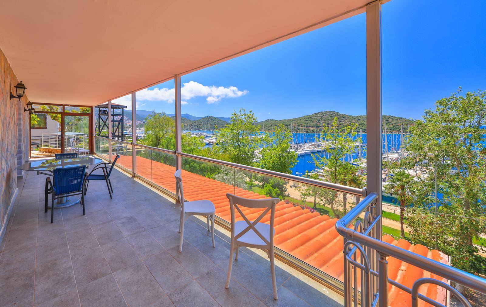 Kaş Andifli'de Limana Yürüme Mesafesinde, Isıtmalı Havuzlu, Lüks Villa