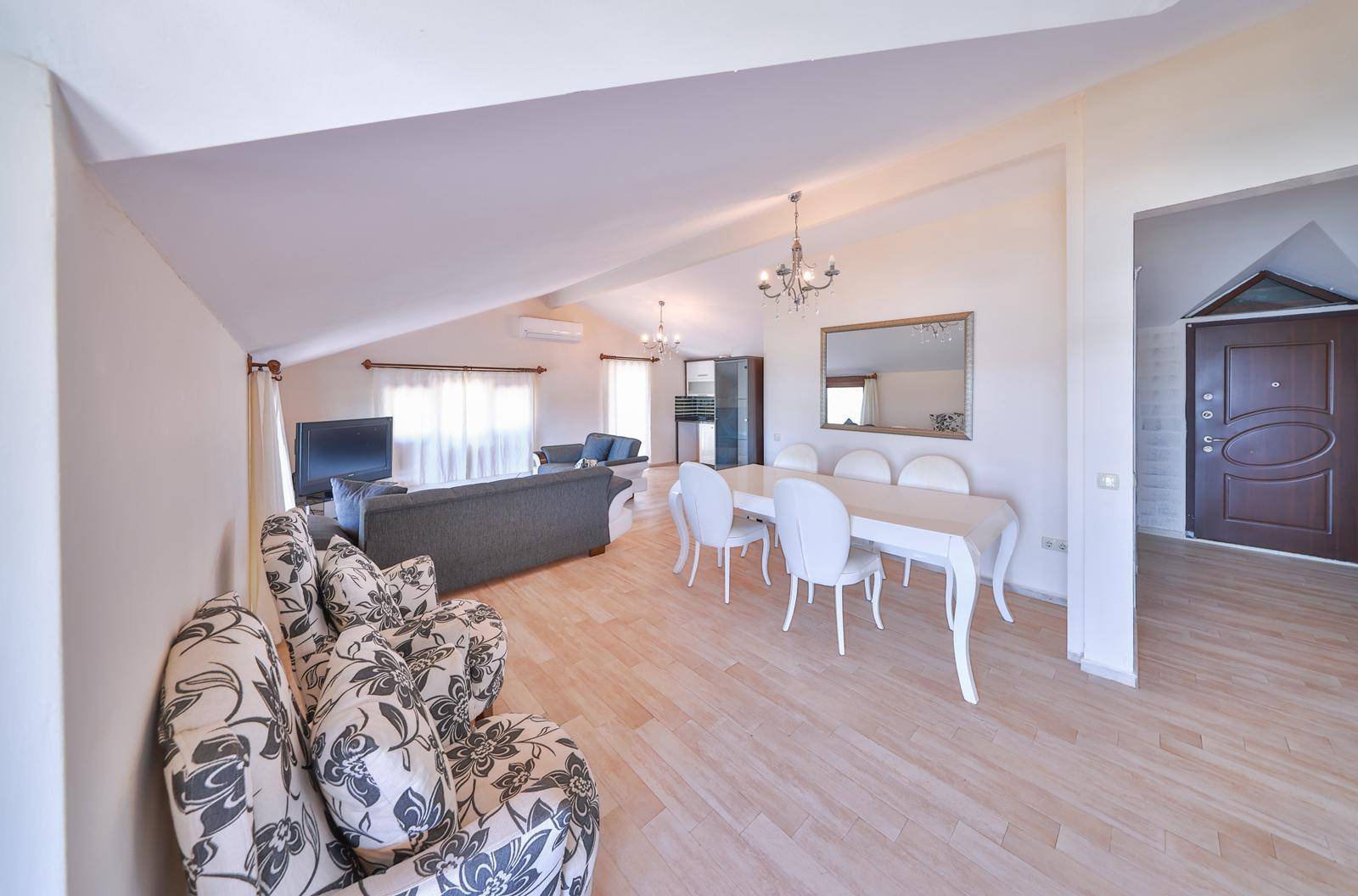 Kaş Andifli'de Limana Yürüme Mesafesinde, Isıtmalı Havuzlu, Lüks Villa