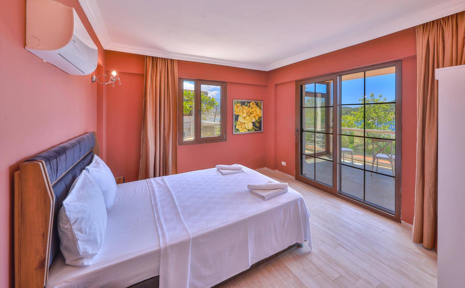 Kaş Andifli'de Limana Yürüme Mesafesinde, Isıtmalı Havuzlu, Lüks Villa