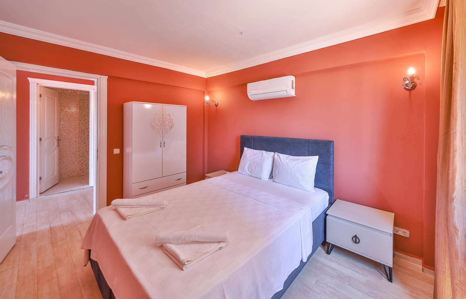 Kaş Andifli'de Limana Yürüme Mesafesinde, Isıtmalı Havuzlu, Lüks Villa