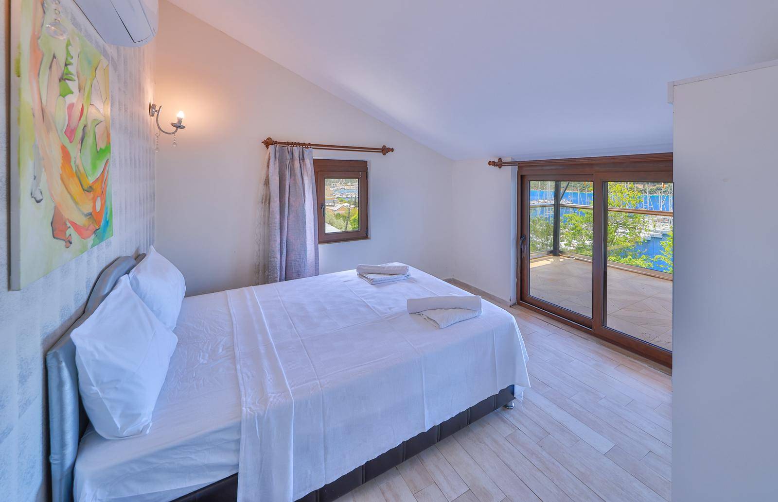 Kaş Andifli'de Limana Yürüme Mesafesinde, Isıtmalı Havuzlu, Lüks Villa