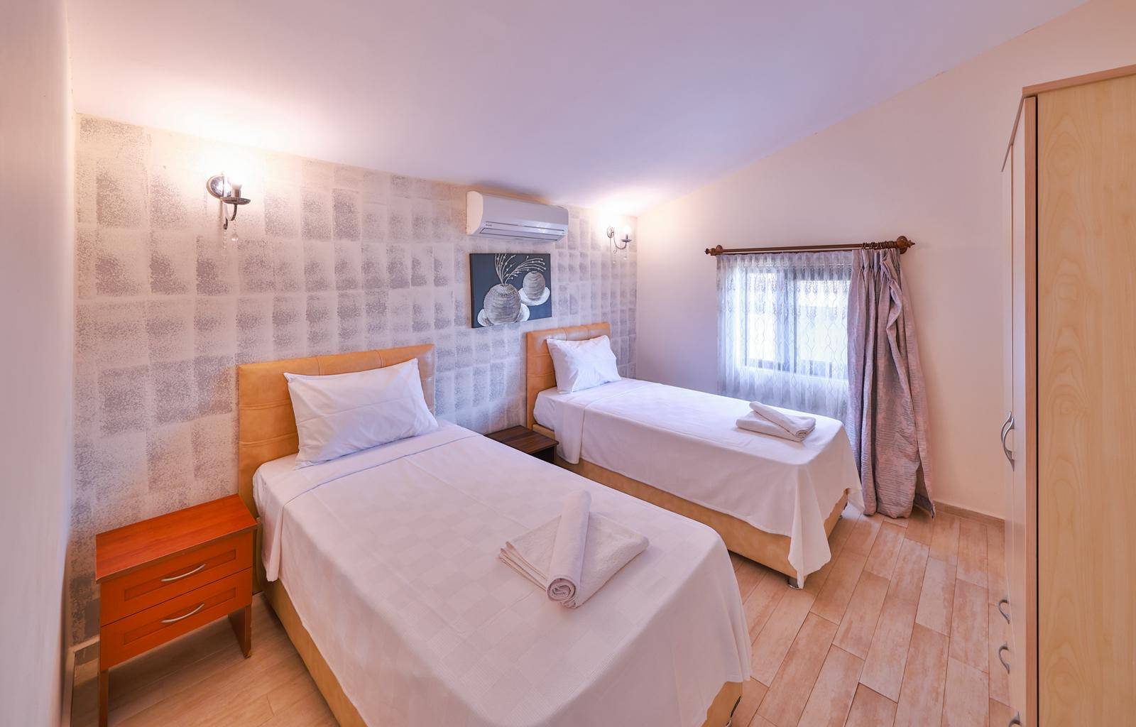 Kaş Andifli'de Limana Yürüme Mesafesinde, Isıtmalı Havuzlu, Lüks Villa