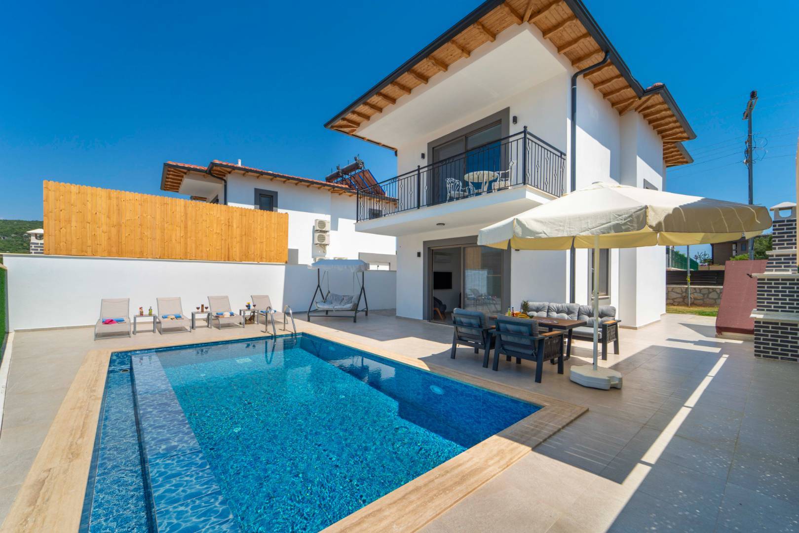 Kaş Andifli'de Yemyeşil Bahçeli, Özel Havuzlu, Konforlu Villa