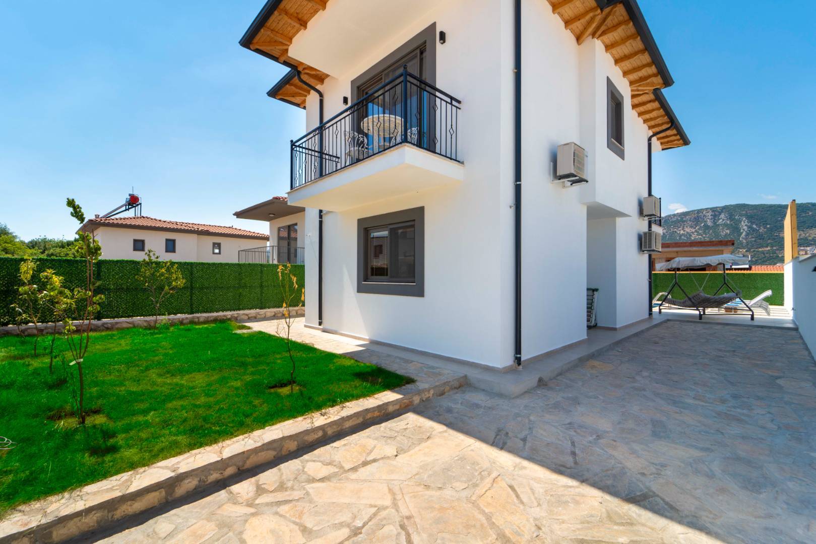 Kaş Andifli'de Yemyeşil Bahçeli, Özel Havuzlu, Konforlu Villa