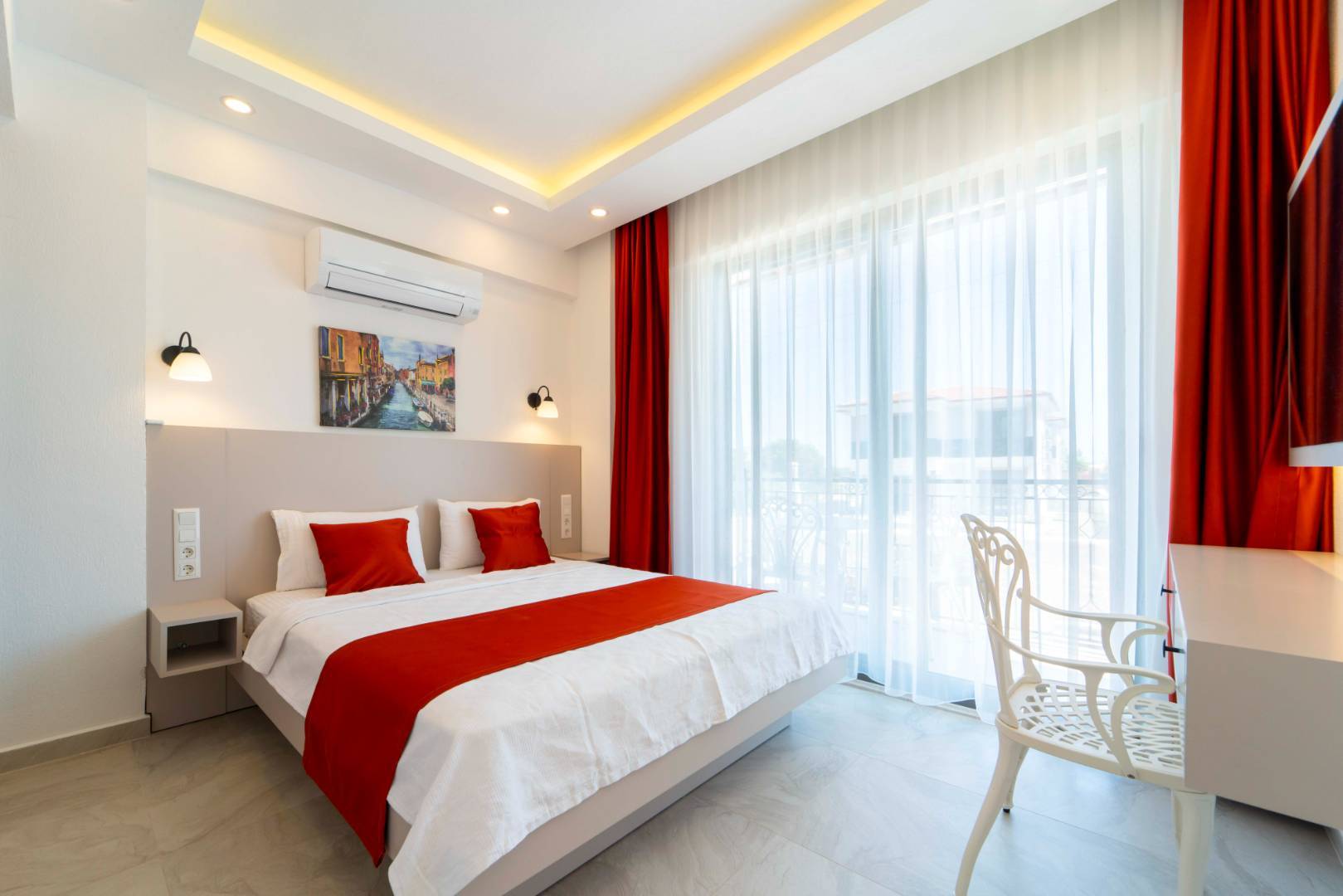 Kaş Andifli'de Yemyeşil Bahçeli, Özel Havuzlu, Konforlu Villa