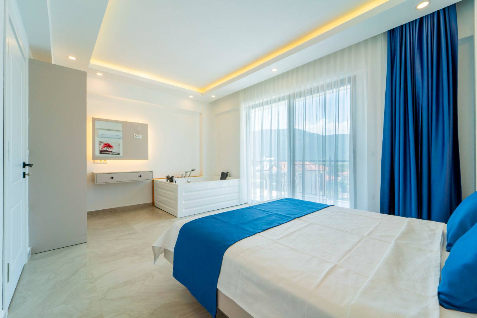 Kaş Andifli'de Yemyeşil Bahçeli, Özel Havuzlu, Konforlu Villa