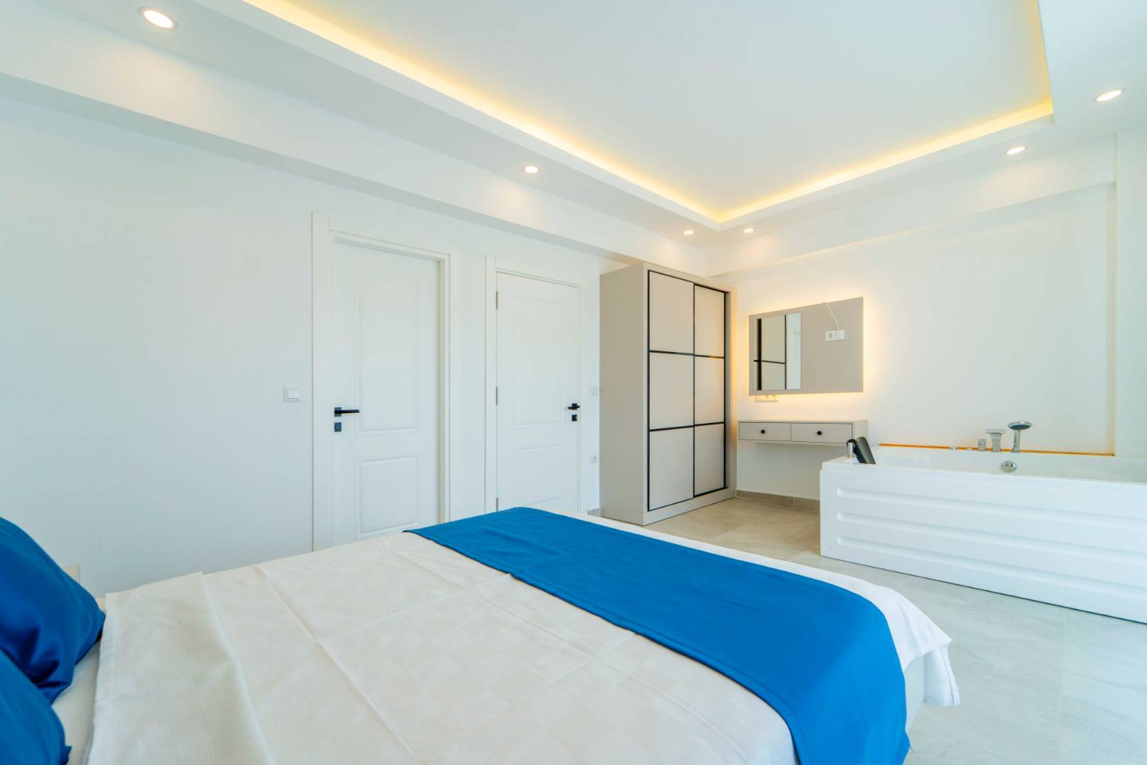 Kaş Andifli'de Yemyeşil Bahçeli, Özel Havuzlu, Konforlu Villa