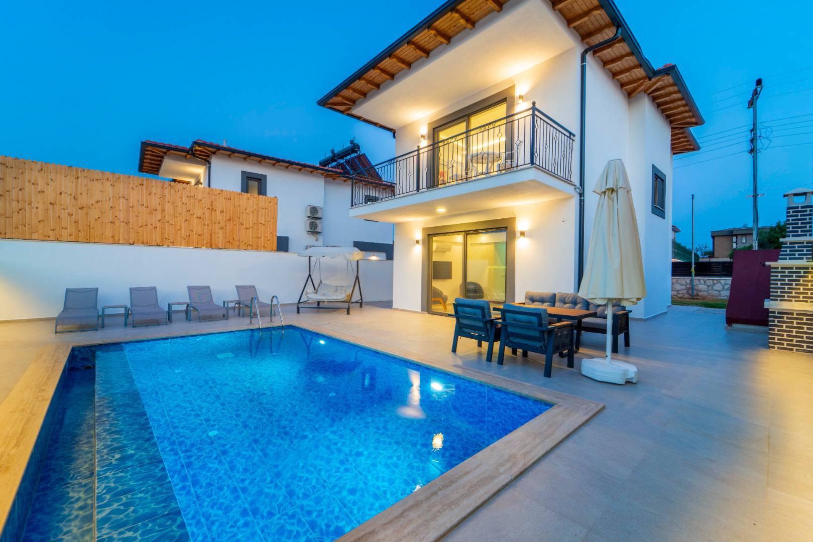 Kaş Andifli'de Yemyeşil Bahçeli, Özel Havuzlu, Konforlu Villa