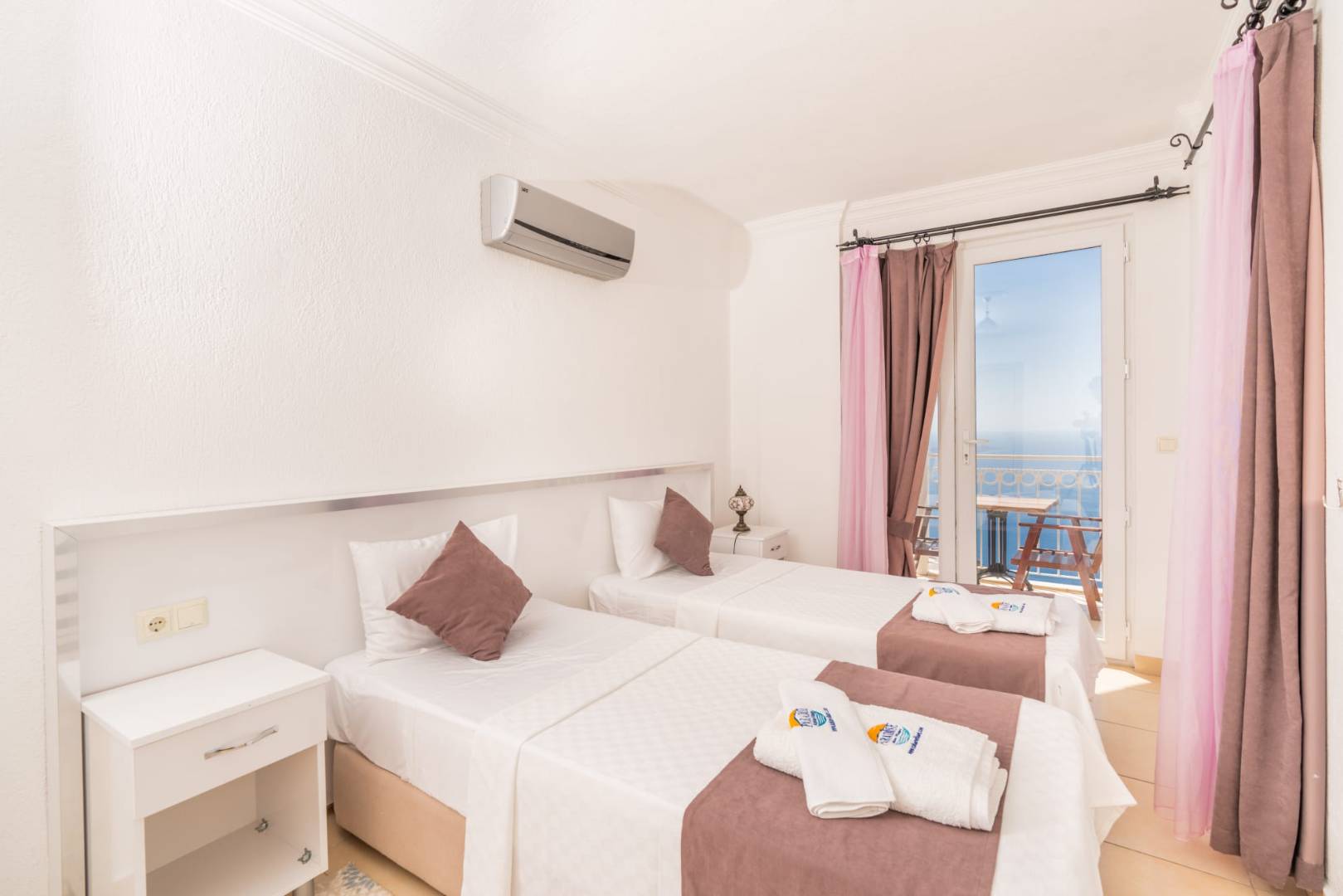 Kaş Bezirgan'da Enfes Deniz Manzaralı, Özel Havuzlu, Konforlu Villa