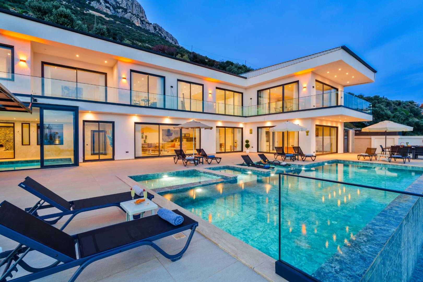 Kaş Bezirgan'da Enfes Deniz Manzaralı, Özel Havuzlu, Olanaklı Lüks Villa 46410