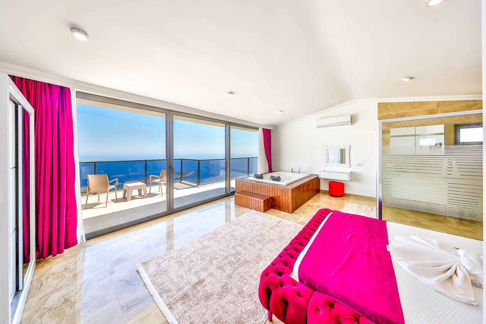 Kaş Bezirgan'da Eşsiz Deniz Manzaralı, Özel Havuzlu, Lüks Villa