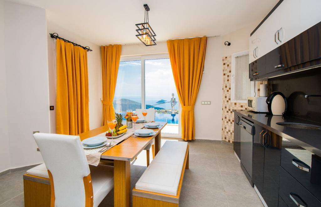 Kaş Bezirgan'da Merkeze Yakın, Özel Havuzlu, Manzaralı Villa