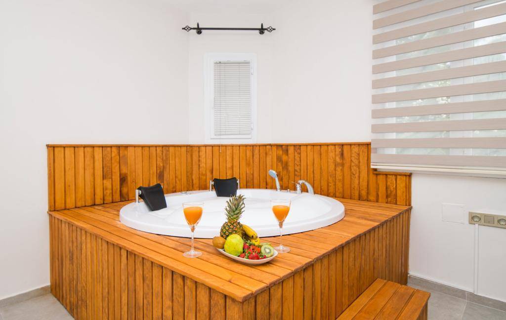 Kaş Bezirgan'da Merkeze Yakın, Özel Havuzlu, Manzaralı Villa