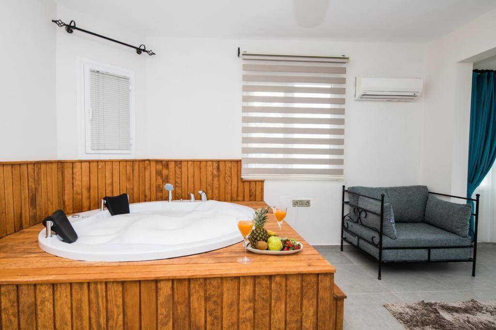 Kaş Bezirgan'da Merkeze Yakın, Özel Havuzlu, Manzaralı Villa