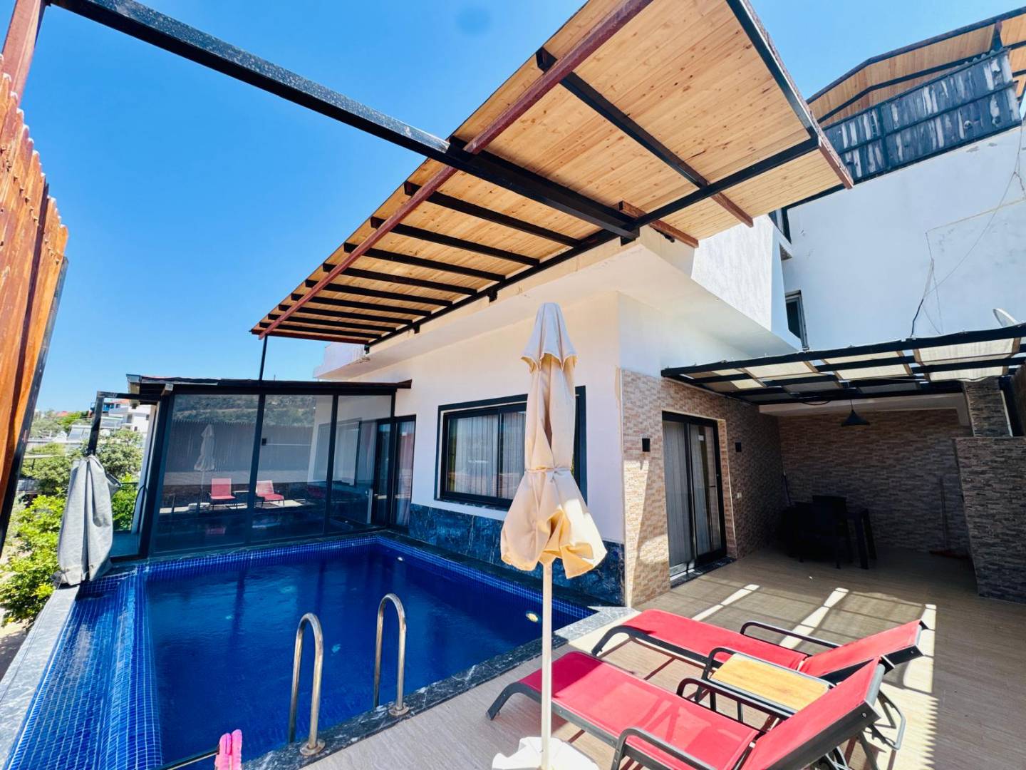 Kaş Bezirgan'da Merkezi Konumda, Özel Havuzlu, Balayı Villası