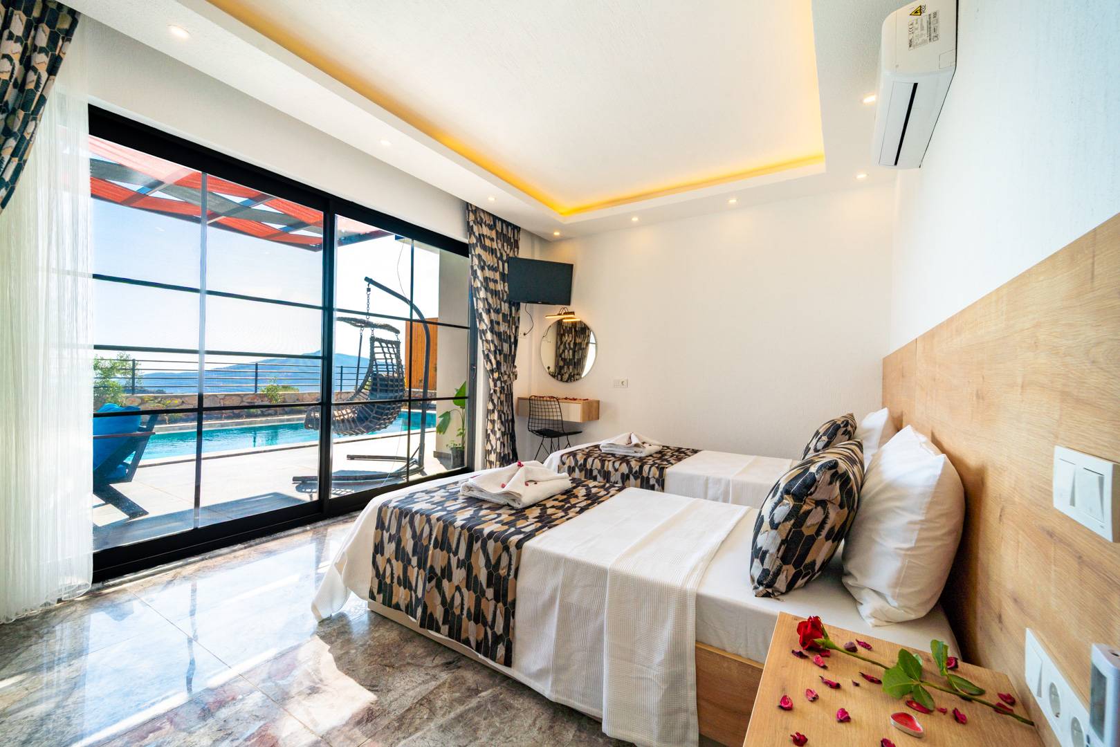 Kaş Bezirgan'da Muhteşem Deniz Manzaralı, Özel Havuzlu, Balayı Villası