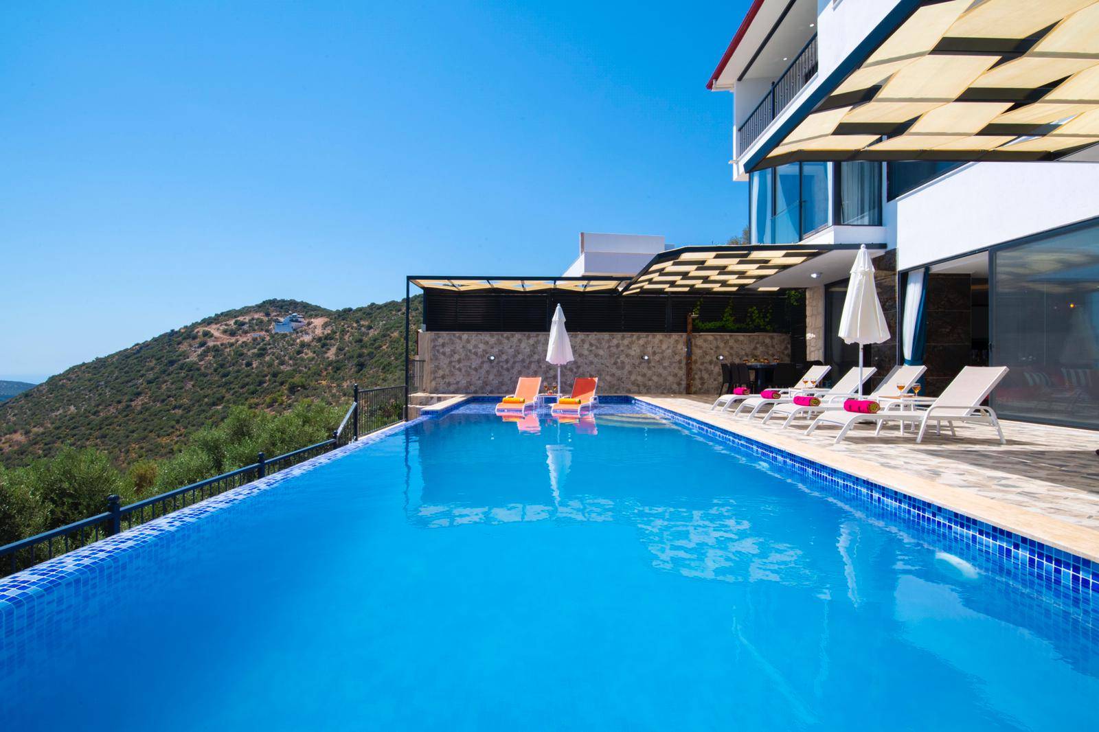 Kaş Bezirgan'da Muhteşem Deniz Manzaralı, Özel Havuzlu, Kiralık Villa