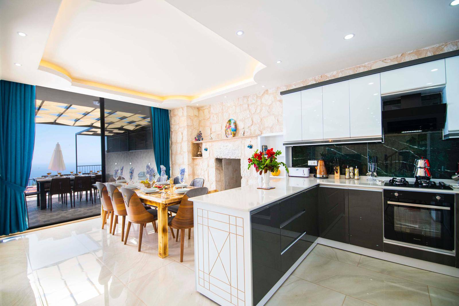 Kaş Bezirgan'da Muhteşem Deniz Manzaralı, Özel Havuzlu, Kiralık Villa